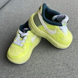 Nike Green Sneakers Classic Low-Top Design
